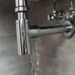 Réparation d'une fuite d'eau sous l'évier