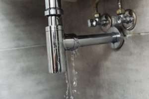 Réparation d'une fuite d'eau sous l'évier